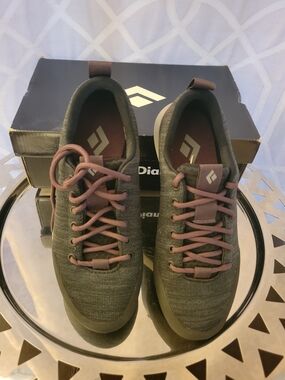 NWT Black Diamond Circuit Women's Sneakers in Anthracite-Bordeaux (US 7.5)